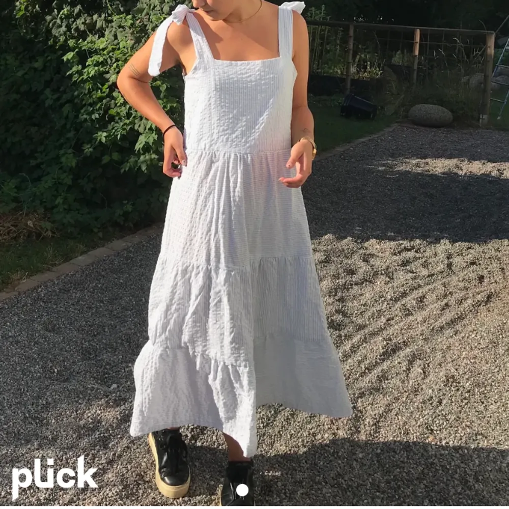 Sista bilden är lånad!❤️ Jag säljer denna sommartrend, vit volang klänning som är super snygg och passar till sommaren. Säljer pga inte kommer till användning. Använd 2 gånger. Storlek 158 men passar nån storlek större. Org pris: 400. Klänningar.