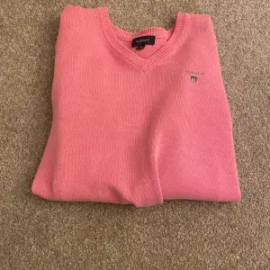 En bekväm fin rosa stickad gant tröja. Mycket bra skick, skriv privat för fler bilder. 