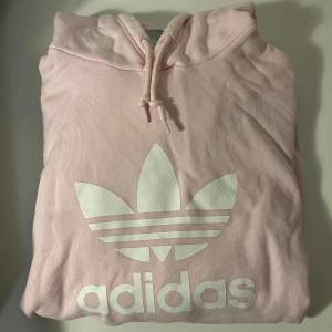 Säljer en rosa helt ny hoddie som inte är använd. Storlek xs.💕💕