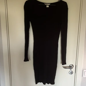 Klänning - En svart långklänning från hm i strl S 💕
