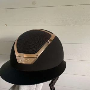 Kask ridhjälm  - Använd i ca en sommar men ser  nästan ut som ny.  Special designad så nypris ca 9000