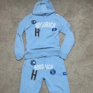 Hoodrich dress - Säljer min hoodrich dress som jag endast använt 2-3 gånger.  Storlek på tröjan: S Storlek på byxorna: M  Ny pris: 1200  Säljer dressen eftersom den är för liten för mig.  Pris: 750kr