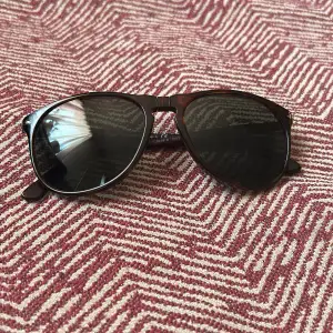 Solglasögon från märket Persol, pris i butik 2600kr, mitt pris 350kr på grund av formen passar inte för mina ögon, nytt skick oanvänt