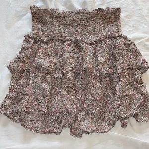 Rosa volangkjol  - Rosa volangkjol från Kappahl i perfekt skick  