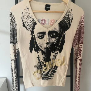 Tröja - Långärmad v-ringad tröja med tryck