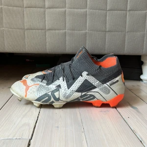 Puma future ultimate astronaut - Tja! Säljer dessa för de har blivit för små, köptes för 2500kr. Lite smutsiga men det går säkert att få bort, ingen box. Pris kan diskuteras! Hoppas du vill köpa!