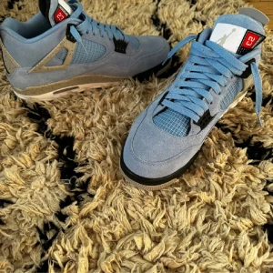 Knapp använda Jordan 4 university blue - Knapp använda i bra skick