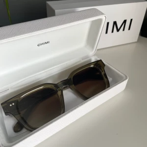 Chimis - Ett par stilrena chimis som har varit använda få anstal gånger kommer med box och allt som behövs.