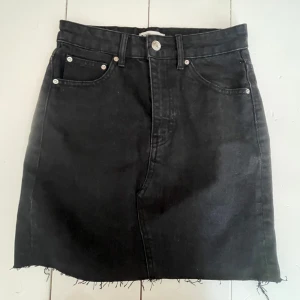 Svart jeanskjol - Helt oanvänd svart jeanskjol från Gina! 