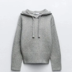 Zara hodie  - Mycket fint skick, använder inte så mycket så hoppas kunna hitta en annan ägare☺️🌟