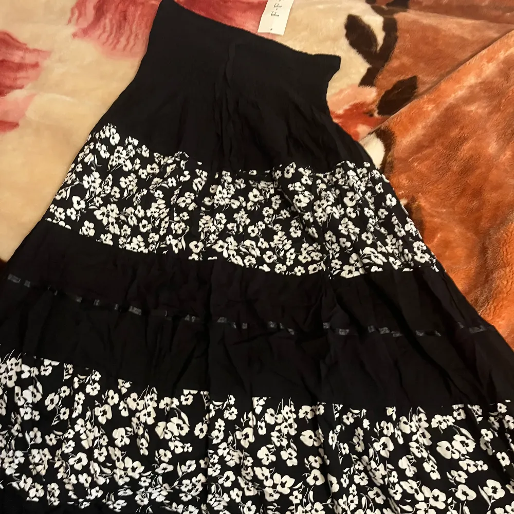 En jätte fin bandå klänning med prislapp som funkar jätte fint som en lång kjol. Aldrig använd pga fel storlek❤️ som ni ser helt ny och kan användas både som klänning och kjol. Skriv gärna om ni undrar något❤️. Mekot.