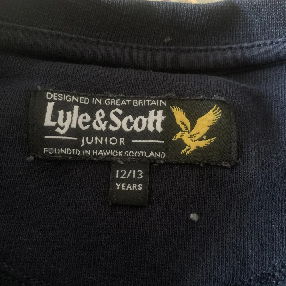 Marin blå Lyle & Scott tröja (äkta) i väldigt fint skick . Tröjor & Koftor.