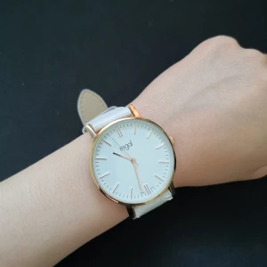 Vit klocka - Klockan är i använda bra skick och batteriet behöver bytas ut. Mått: 22cm