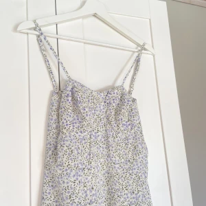 Blommig sommarklänning - Blommig sommarklänning i fint skick☘️💕