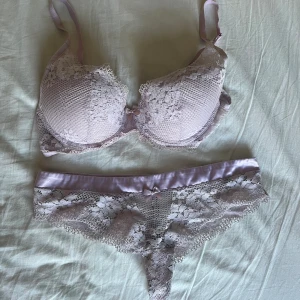 Underklädes set - Ljulila underklädes set. Lappatna saknas, jag skulle uppskatta storleken på trosorna som S-M och Bhn 80B