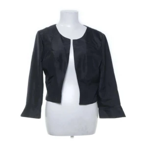 Svart bolero - Säljer en svart bolero, strl L men sitter som en M💗Köpt på sellpy men aldrig kommit till användning så skicket är som nytt.