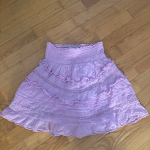 Neo noir kjol - Hej🤗säljer nu min neo noir kjol💞 Jag säljer den pgr av att jag aldrig använder den, den har varit använd 1 gång💞 storlek XS men kan passa upp till M