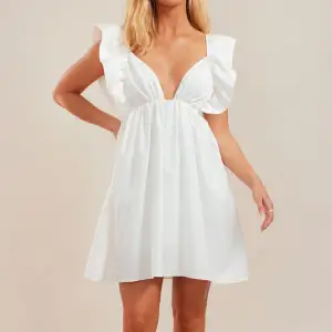 Fin vit klänning från chiquelle!❣️ Nästan aldrig använd och i super fint skick!🥰