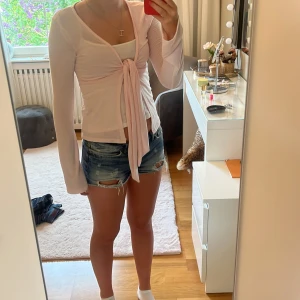 Gina toppen!! - Säljer denna otroligt fina gina toppen då den aldrig kom till användning. Den är helt nytt skick endast använd en gång. Använd gärna köp nu💕💕