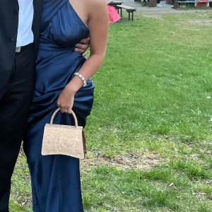 En super fin blå Maxi klänning - Storlek S, använd en gång. Tvättad och klar. Inget fel på klänningen 