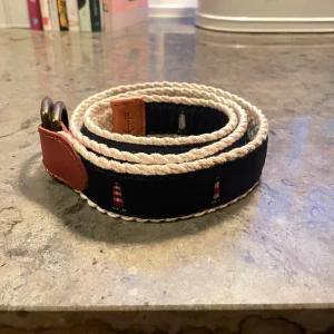 Ralph Lauren bälte  - Unikt Ralph Lauren bälte. Helt nytt, aldrig använt. Bältet passar alla storlekar, justerbart. Se sista bild för mått 👍🏼. Skriv vid frågor/funderingar! :)