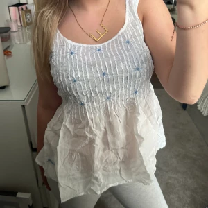 Jättesöt topp med knytning i ryggen 🤍 - Toppen är i bra skick! 