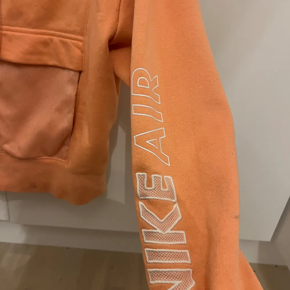 Aprikosfärgad Nike hoodie i strl XS men mer som en S/M  Använd 2 gånger, inköpt i somras  Köparen står för frakten men finns även att hämta i Halmstad/Laholm 🌟. Hoodies.
