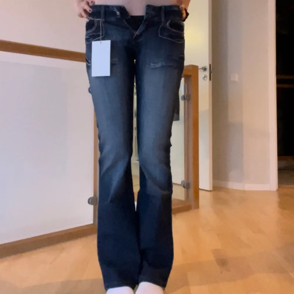 Helt nya men passar tyvärr inte☹️ Midjemått: 36cm tvärs över Innerbenslängd: 83 cm. Jeans & Byxor.
