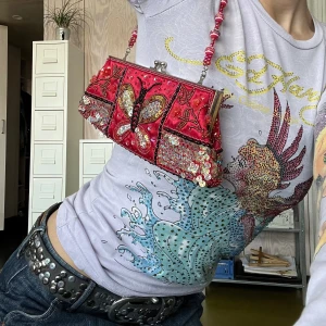 y2k väska - Supersöt y2k väska med rhinestones💕 Mått: 10cm*20/27cm. 20 längst upp och 27 längst ner.