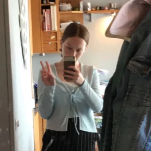 Kofta - Storlek: S  Bredd: 31cm Längd: 47cm Vänster arm har en röd färgfläck.  