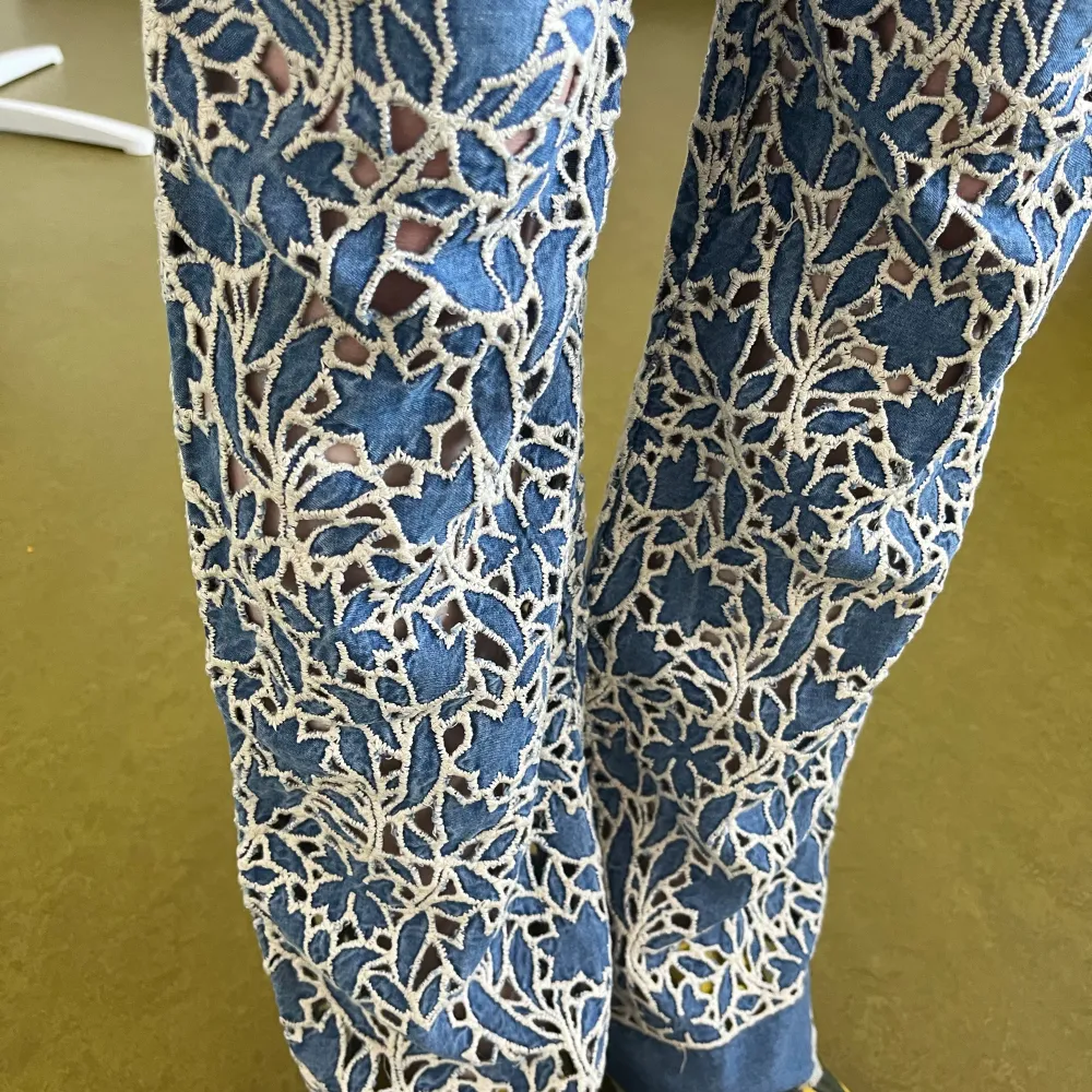 Så coola Gaultier jeans från 2000talet💕 Jag är 165cm. Midjemått: 74cm. Innerbenslängd: 80cm. Köpt för 2000kr. Jeans & Byxor.