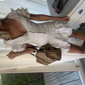 Studentklänning - Jättefin helt ny vit klänning, liknar love shack fancy! Tyvärr för liten på mig (hon på bild brukar ha xs) den är i strl M men liten i storleken! ❤️😋