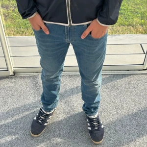 Replay Anbass Hyperflex - Säljer dessa Replay Anbass jeans i topp skick 9/10 se liten defekt på bild 5 😁 modellen i bilden är 180 65 kg  Nypris: 1799kr vårt pris: 299kr 🔥
