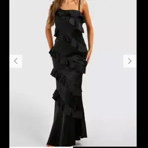 Säljer denna jätte fina klänning från boohoo den är aldrig andvänd och prislappen är på. Nytt pris är 900. Jag är 168 och den sitter perfekt💗
