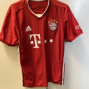 Bayern München tröja - En fotbollströja som är köpt hos adidas. Trots att att den är 2 år gammal så är den i väldigt bra skick. 