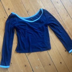 Blå Croptop - Den är i ett tunt och luftigt material och är knappt använd💕