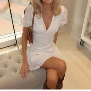 Vit klänning - En helt ny sommarklänning med prislappen kvar som är perfekt till studenten eller midsommar💞 Den är slutsåld och går inte längre att köpa på Zara! De två första bilderna är lånade🎀