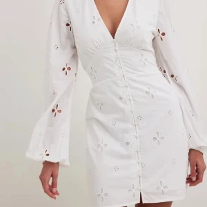 Vit klänning - Suuper fin vit klänning med figutnära midja och balongärmar, perfekt till student eller liknande! Från NA-KD, helt ny med lappen kvar och är slutsåld. Passade tyvärr inte mig! 