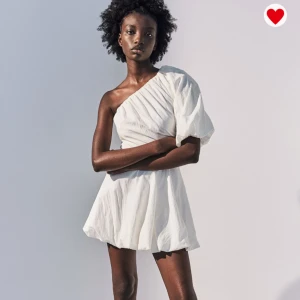 Klänning - Säljer denna suuper fina klänning. Storlek 36 men passar 34 lika bra🩷