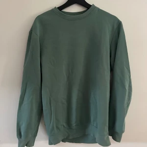 Grön tröja - Min lillebror har blivit 195 så vuxit ur en del kläder som jag nu säljer åt honom🤝 Vill ni ha bilder på hur kläderna sitter på så är det bara att skriva så löser vi☀️☀️  Relaxed fit☺️