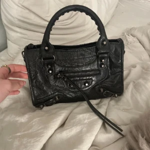 SÖKWR BALENCIAGA CITY BAG LITEN - SÖKER ENDAST, en balenciaga city bag som är liten 