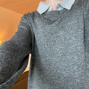 Skjorta & pullover - En skjorta med en pullover som sitter fast💞helt ny (prislappen kvar). Går också att dra upp armarna med en knapp (bild 3)🧸✨Hör av er vid frågor!