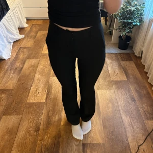 Högmidjade kostymbyxor  - Bra skick, använd få gånger, en tråd sticker ut men det är bara att klippa bort, like skrynklig eftersom inte använd. Passar någon runt 166. 💕