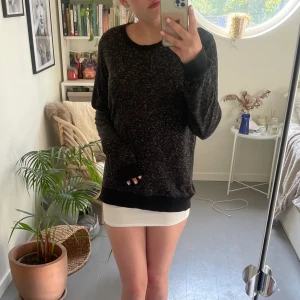 Prickig tröja - Svart tröja med vita prickar från Topshop i storlek 40. Skriv vid frågor och fler bilder💗