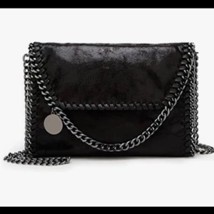 Snygg väska! - Säljer denna jätte snygga Stella mccartney liknande väskan! Köpte för ungefär två år sen men inye använt mycket alls!