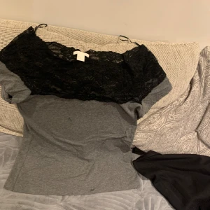 Grå/svart blus  - Aldrig använd. Grå/Svart blus i storlek M. 