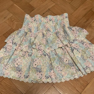 ByMalina Kjol - Snyggaste ByMalina kjolen ever! Så snygga färger och väldigt fin o passande nu till sommaren. Den är i storlek M men sitter helt perfekt på en tjej som har xs som mest. Den är liten i storleken. Denna kjol har aldrig använts utanför hemmet!