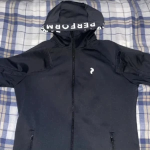 Peak performance kofta  - Peak performance kofta svart jätte fin och sportig och skön 