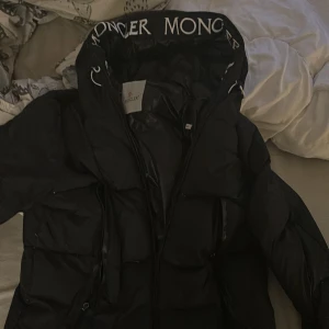 Moncler jacka  - Moncler jacka i väldigt trasigt skick, kom privat för bilder på skador, kan sälja billigare vid snabbt köp