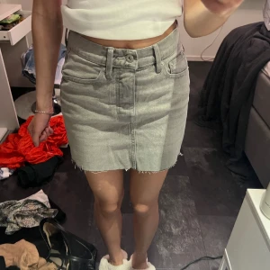 Grå jeans kjol - Grå jeans kjol från lager 157. Ny med prislapp